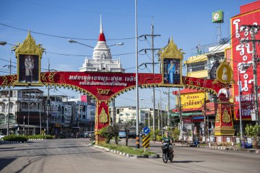 Tayland, Samut Prakan - 7 Aralık 2023: Tayland 'ın Samut Prakan kenti yakınlarındaki Phra Pradaeng kasabasında yol.