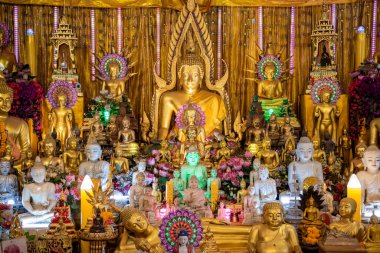 Tayland, Samut Prakan - 7 Aralık 2023: Wat Klang, Tayland 'ın Samut Prakan kenti yakınlarındaki Phra Pradaeng kasabasında.