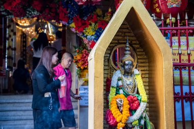 Tayland, Samut Prakan - 7 Aralık 2023: Tayland 'da Samut Prakan kenti yakınlarındaki Phra Pradaeng kasabasındaki Şehir Sütun Tapınağı. 