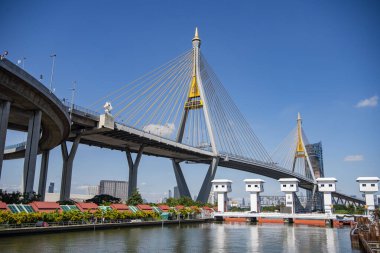 7 Aralık 2023 'te Tayland' ın Samut Prakan kentindeki Phra Pradaeng kasabasındaki Chao Phraya Nehri üzerindeki Bhumibol Köprüsü 