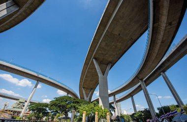 7 Aralık 2023 'te Tayland' ın Samut Prakan kentindeki Phra Pradaeng kasabasındaki Chao Phraya Nehri üzerindeki Bhumibol Köprüsü 