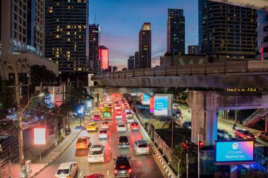 Tayland 'ın Bangkok şehrinde Silom' da yüksek binaları olan bir hava treni. Tayland, Bangkok, 2 Aralık 2023