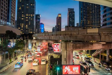 Tayland 'ın Bangkok şehrinde Silom' da yüksek binaları olan bir hava treni. Tayland, Bangkok, 2 Aralık 2023