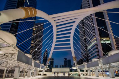 Tayland 'ın Bangkok şehrinde Silom' da yüksek binaları olan bir hava treni. Tayland, Bangkok, 2 Aralık 2023