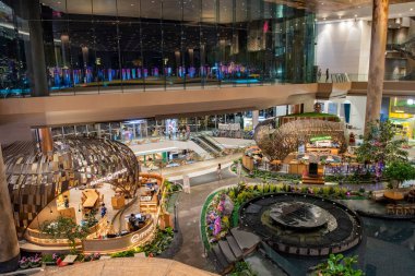 Tayland 'ın Bangkok şehrinde Silom' da yüksek binaları olan bir hava treni. Tayland, Bangkok, 2 Aralık 2023