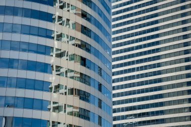 Tayland 'ın Bangkok şehrinde Silom' da yüksek binaları olan bir hava treni. Tayland, Bangkok, 2 Aralık 2023