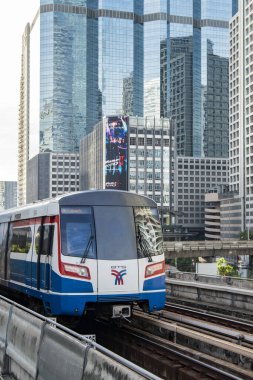 Tayland 'ın Bangkok şehrinde Silom' da yüksek binaları olan bir hava treni. Tayland, Bangkok, 2 Aralık 2023