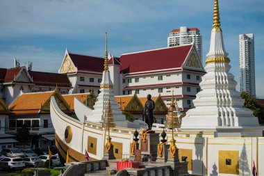 Tayland 'ın Bangkok şehrinde Silom' da yüksek binaları olan bir hava treni. Tayland, Bangkok, 2 Aralık 2023