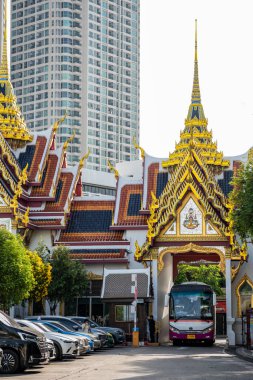 Tayland 'ın Bangkok şehrinde Silom' da yüksek binaları olan bir hava treni. Tayland, Bangkok, 2 Aralık 2023