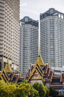 Tayland 'ın Bangkok şehrinde Silom' da yüksek binaları olan bir hava treni. Tayland, Bangkok, 2 Aralık 2023