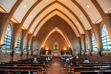 Tayland 'ın Bangkok şehrinde Silom' da yüksek binaları olan bir hava treni. Tayland, Bangkok, 2 Aralık 2023