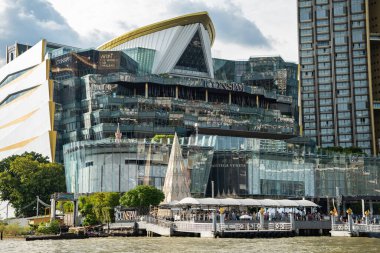 Tayland 'ın Bangkok şehrinde Silom' da yüksek binaları olan bir hava treni. Tayland, Bangkok, 2 Aralık 2023