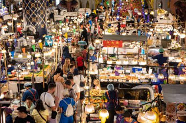 Tayland 'ın Bangkok şehrinde Silom' da yüksek binaları olan bir hava treni. Tayland, Bangkok, 2 Aralık 2023