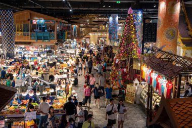 Tayland 'ın Bangkok şehrinde Silom' da yüksek binaları olan bir hava treni. Tayland, Bangkok, 2 Aralık 2023