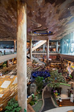 Tayland 'ın Bangkok şehrinde Silom' da yüksek binaları olan bir hava treni. Tayland, Bangkok, 2 Aralık 2023