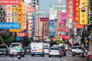 Tayland 'ın Bangkok şehrinde Silom' da yüksek binaları olan bir hava treni. Tayland, Bangkok, 2 Aralık 2023