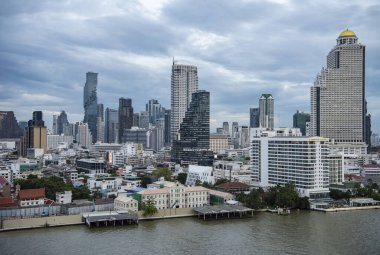 Tayland 'ın Bangkok şehrinde Silom' da yüksek binaları olan bir hava treni. Tayland, Bangkok, 2 Aralık 2023