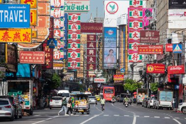 Tayland 'ın Bangkok şehrinde Silom' da yüksek binaları olan bir hava treni. Tayland, Bangkok, 2 Aralık 2023
