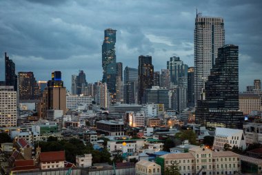 Tayland 'ın Bangkok şehrinde Silom' da yüksek binaları olan bir hava treni. Tayland, Bangkok, 2 Aralık 2023