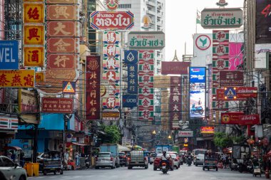 Tayland 'ın Bangkok şehrinde Silom' da yüksek binaları olan bir hava treni. Tayland, Bangkok, 2 Aralık 2023