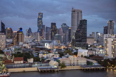 Tayland 'ın Bangkok şehrinde Silom' da yüksek binaları olan bir hava treni. Tayland, Bangkok, 2 Aralık 2023