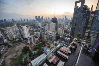 Tayland 'ın Bangkok şehrindeki Hyatt Regency Bangkok Sukhumvit' ten bir manzara ve siluet. Tayland, Bangkok, 6 Aralık 2023