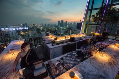 Tayland 'ın Bangkok şehrindeki Hyatt Regency Bangkok Sukhumvit' ten bir manzara ve siluet. Tayland, Bangkok, 6 Aralık 2023