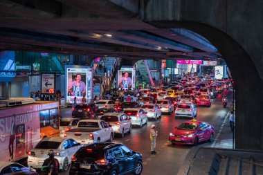 Tayland 'ın Bangkok kentindeki Siyam Meydanı' nda trafik vardı. Tayland, Bangkok, 7 Aralık 2023