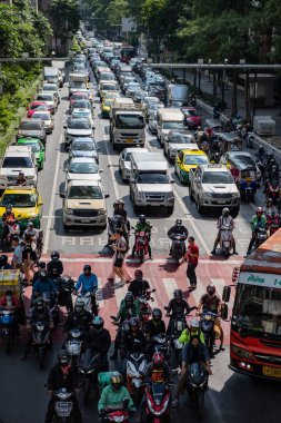 Tayland 'ın Bangkok kentindeki Siyam Meydanı' nda trafik vardı. Tayland, Bangkok, 8 Aralık 2023