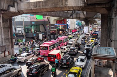 Tayland 'ın Bangkok kentindeki Siyam Meydanı' nda trafik vardı. Tayland, Bangkok, 8 Aralık 2023