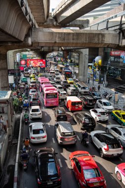 Tayland 'ın Bangkok kentindeki Siyam Meydanı' nda trafik vardı. Tayland, Bangkok, 8 Aralık 2023