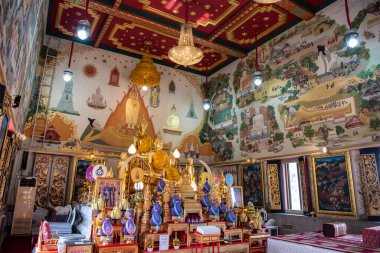 Tayland 'ın Bangkok şehrindeki Thewet' de Wat Intharawihan 'ın içinde. Tayland, Bangkok, 9 Aralık 2023