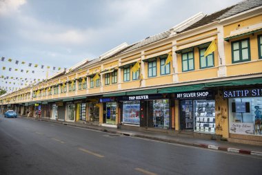 Banglamphu 'daki Khao San aerea' daki gümüş dükkanları, Tayland 'ın Bangkok şehrinde. Tayland, Bangkok, 9 Aralık 2023