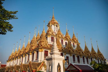 Banglamphu 'daki Wat Ratchanatdaram Worawihan, Tayland' ın Bangkok şehrinde. Tayland, Bangkok, 10 Aralık 2023