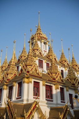 Banglamphu 'daki Wat Ratchanatdaram Worawihan, Tayland' ın Bangkok şehrinde. Tayland, Bangkok, 10 Aralık 2023