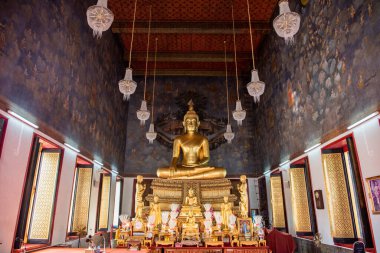 Banglamphu 'daki Wat Ratchanatdaram Worawihan' ın içindeki büyük Buda Tayland 'ın Bangkok şehrinde. Tayland, Bangkok, 10 Aralık 2023