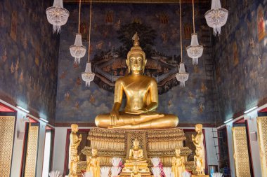 Banglamphu 'daki Wat Ratchanatdaram Worawihan' ın içindeki büyük Buda Tayland 'ın Bangkok şehrinde. Tayland, Bangkok, 10 Aralık 2023