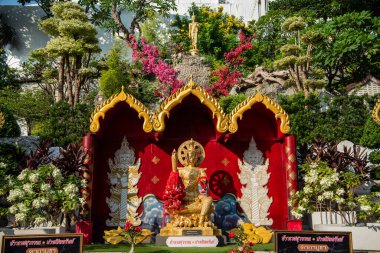 Banglamphu 'daki Wat Saket' te bir Buda Tayland 'ın Bangkok şehrinde. Tayland, Bangkok, 10 Aralık 2023