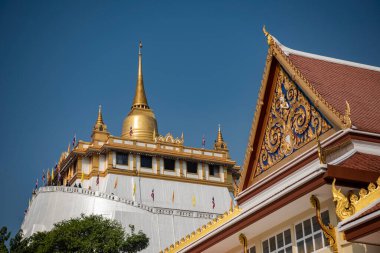 Banglamphu 'daki Wat Saket, Tayland' daki Bangkok şehrinden Altın Dağlı Chedi manzarası. Tayland, Bangkok, 10 Aralık 2023