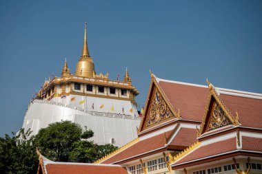 Banglamphu 'daki Wat Saket, Tayland' daki Bangkok şehrinden Altın Dağlı Chedi manzarası. Tayland, Bangkok, 10 Aralık 2023