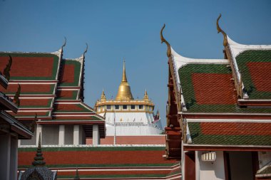 Banglamphu 'daki Wat Saket, Tayland' daki Bangkok şehrinden Altın Dağlı Chedi manzarası. Tayland, Bangkok, 10 Aralık 2023