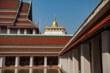 Banglamphu 'daki Wat Saket, Tayland' daki Bangkok şehrinden Altın Dağlı Chedi manzarası. Tayland, Bangkok, 10 Aralık 2023