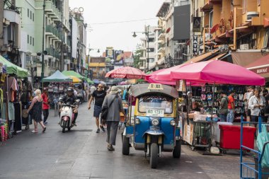 Banglamphu 'daki Khao San Yolu, Tayland' ın Bangkok şehrindeki yeni temiz pazar ve turizm merkezi. Tayland, Bangkok, 10 Aralık 2023