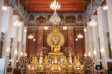 Buda, Banglamphu 'daki Wat Chana Songkhram' ın içinde, Tayland 'ın Bangkok şehrinde. Tayland, Bangkok, 10 Aralık 2023