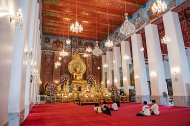 Buda, Banglamphu 'daki Wat Chana Songkhram' ın içinde, Tayland 'ın Bangkok şehrinde. Tayland, Bangkok, 10 Aralık 2023