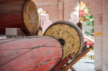 Tayland 'ın Bangkok kentindeki Banglamphu' daki Wat Chana Songkhram 'da geleneksel Drum. Tayland, Bangkok, 10 Aralık 2023