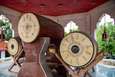Tayland 'ın Bangkok kentindeki Banglamphu' daki Wat Chana Songkhram 'da geleneksel Drum. Tayland, Bangkok, 10 Aralık 2023