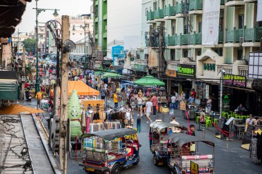 Banglamphu 'daki Khao San Yolu, Tayland' ın Bangkok şehrindeki yeni temiz pazar ve turizm merkezi. Tayland, Bangkok, 10 Aralık 2023