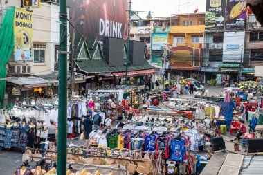 Banglamphu 'daki Khao San Yolu, Tayland' ın Bangkok şehrindeki yeni temiz pazar ve turizm merkezi. Tayland, Bangkok, 10 Aralık 2023