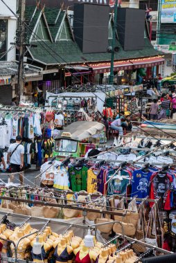 Banglamphu 'daki Khao San Yolu, Tayland' ın Bangkok şehrindeki yeni temiz pazar ve turizm merkezi. Tayland, Bangkok, 10 Aralık 2023